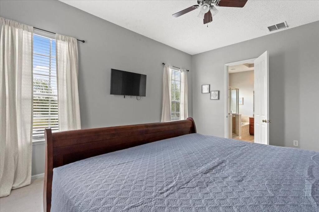 Long Stays! Lakefront - Gated Pool Holiday home